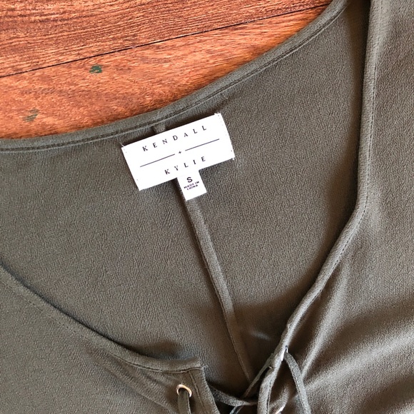 Kendall & Kylie lose mini dress - Picture 5 of 8